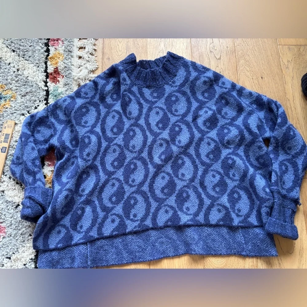 Free people ying yang crew neck sweater small